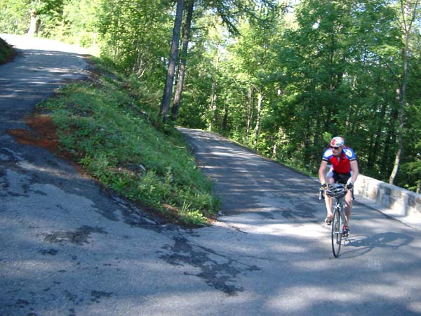Unterer Teil des Col des Champs. Enge Stra�e, viel Schatten, wenig Verkehr.